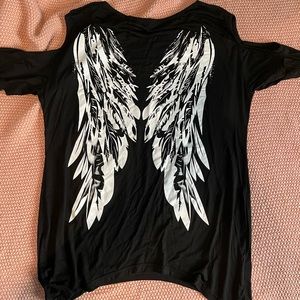 Cold shoulder T-shirt with angel wings printed on back